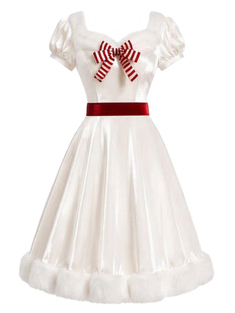 [Prévente] Robe Blanche de Noël à Encolure Cœur, Bordure en Fourrure et Ceinture à Nœud Années 1950 - 2