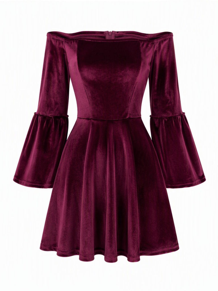 Robe courte en velours à épaules dénudées et manches évasées Années 1960 - 2