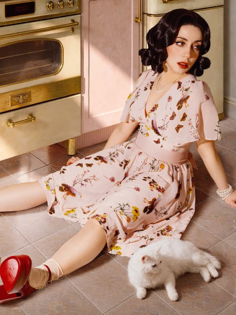 Robe rose à col en V et nœud papillon à fleurs et oiseaux