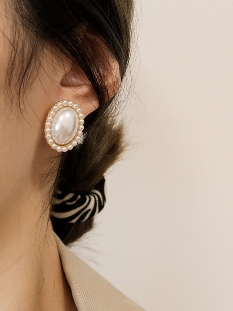 Boucles d'oreilles vintage à tige ovale avec bordure en perles